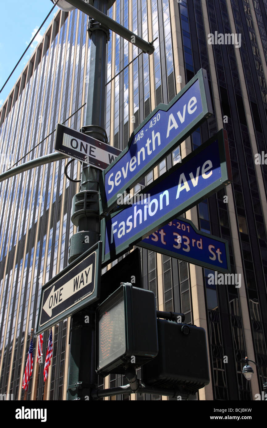 Seventh Ave, aka Mode Ave in den Fashion District von Manhattan, New York City USA Stockfoto