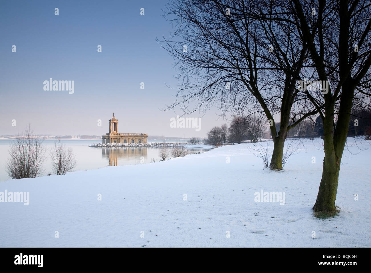 Normanton Kirche auf Rutland Water in der Nähe von Oakham nach Schneefall Stockfoto Normanton Kirche auf Rutland Water in der Nähe von Oakham nach Schneefall Stockfoto