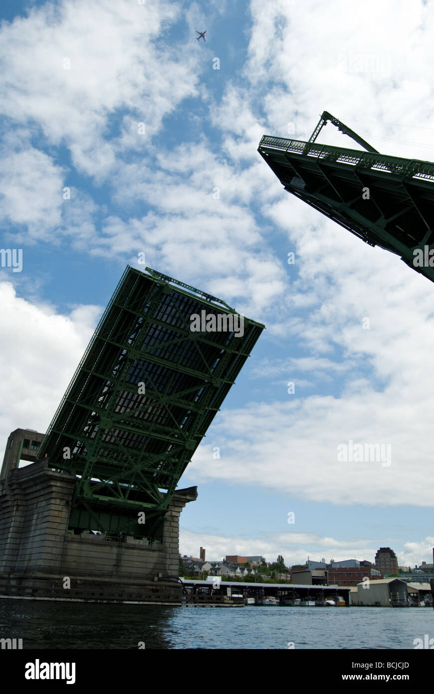 Die Zugbrücke in Eastlake Avenue in Seattle wird angehoben, um ein Segelboot durchzulassen. Stockfoto