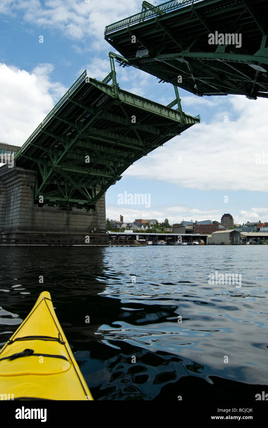 Kajak unter der Zugbrücke in Seattles Eastlake Avenue. Stockfoto