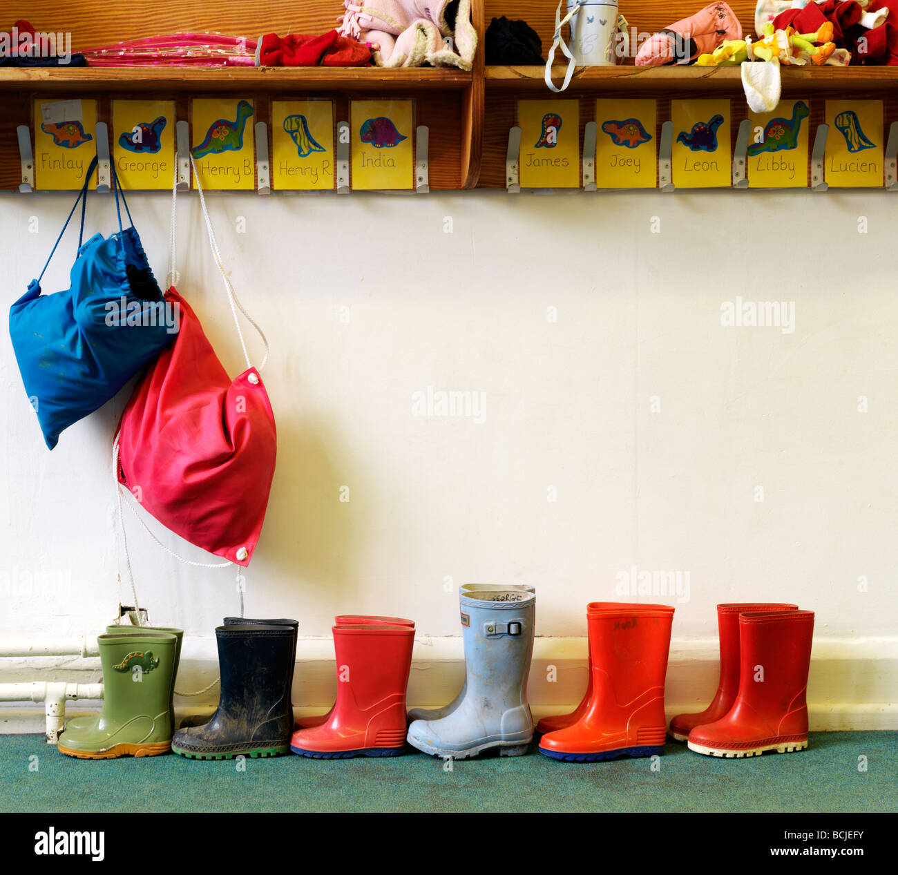 Childrens Wellington boots in der Schule in der Nähe von Heringen Stockfoto