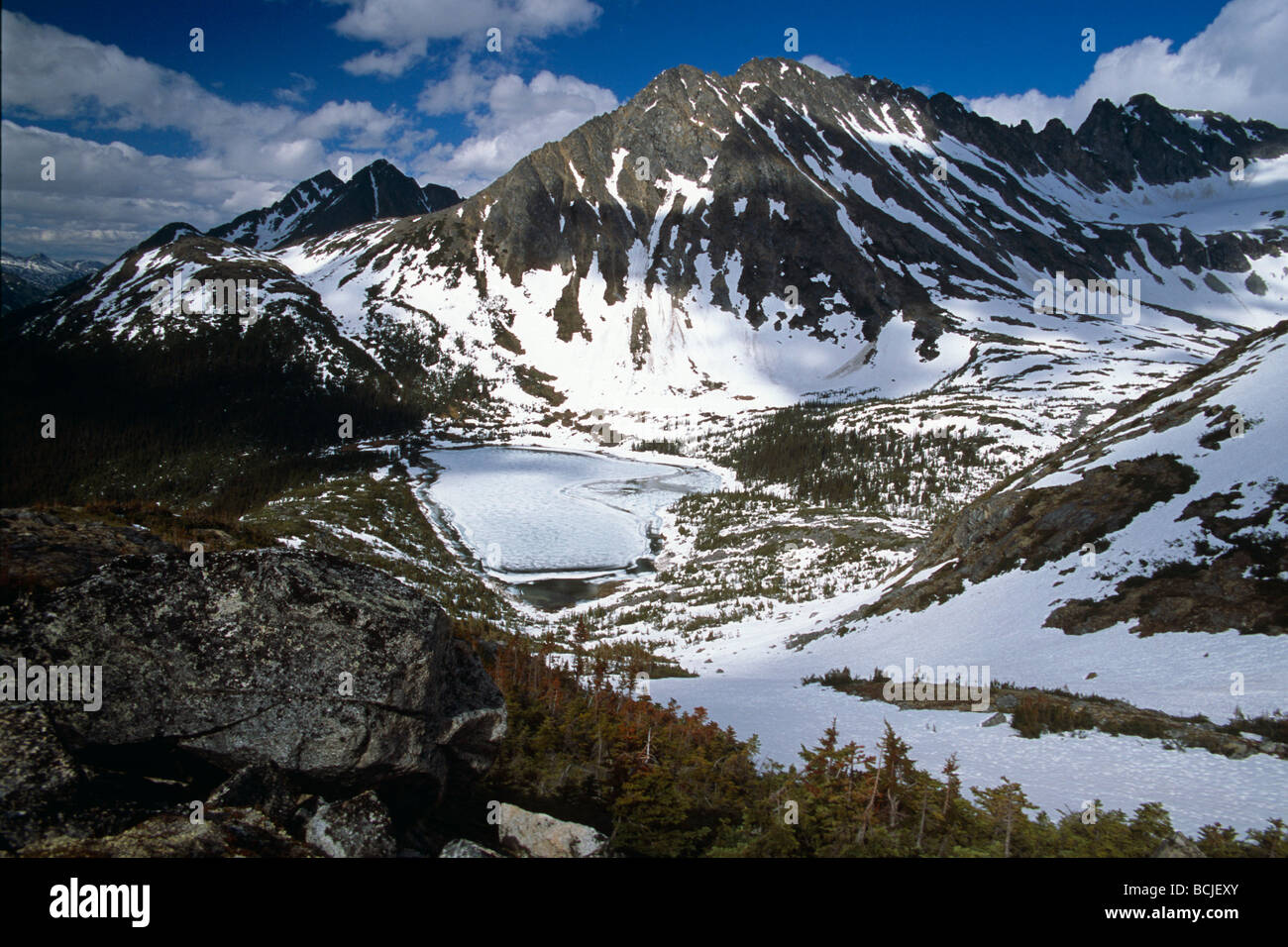 Mit Blick auf eine Mtn See aus dem Chilkoot Trail in der Nähe von Skagway, Tongass National Forest Southeast Alaska Stockfoto