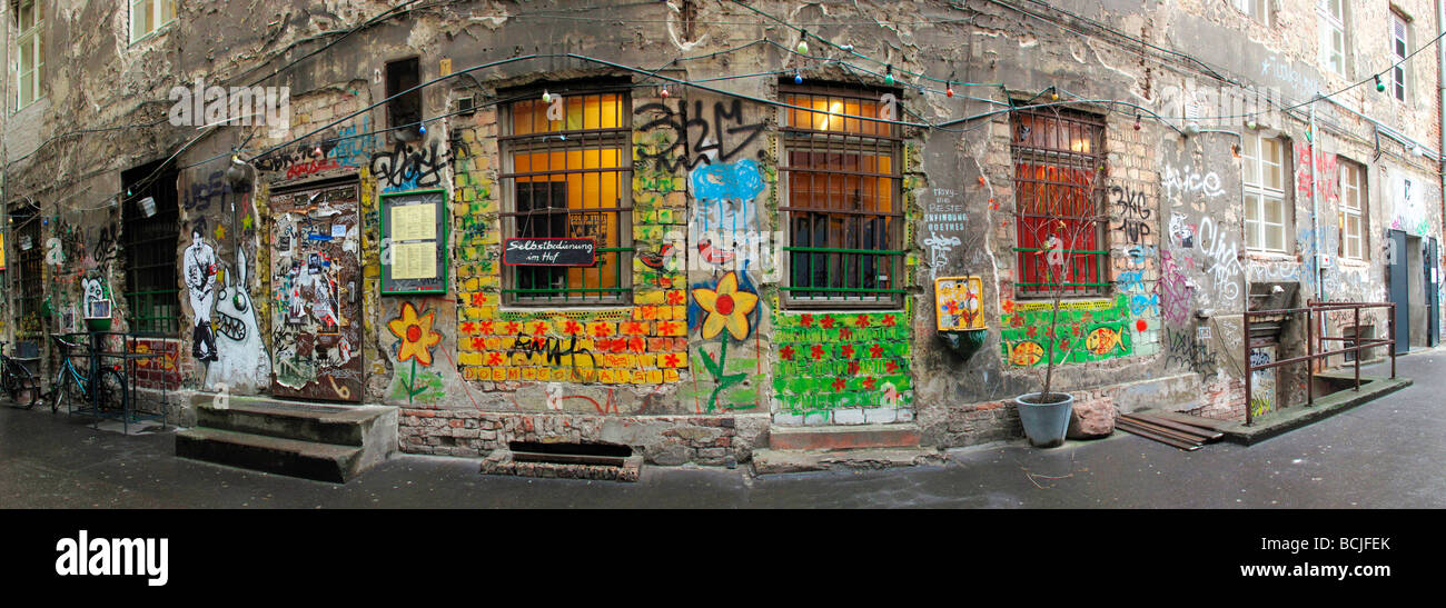 Deutschland Berlin Graffiti und Heavy Metal Skulptur im jüdischen Viertel Kunstzentrum Tacheles Stockfoto