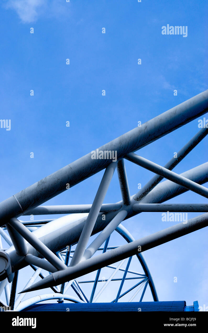 Moderner Architektur kann manchmal die prächtigsten abstrakte Linien erzeugen.  Dies ist Teil der Dachkonstruktion. Stockfoto