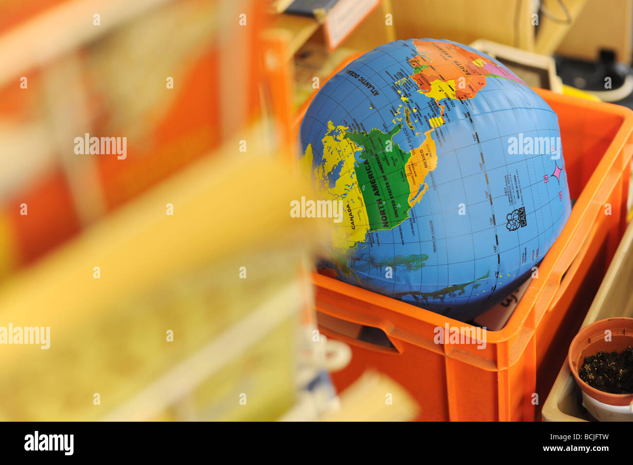 Globus in Kiste Stockfoto