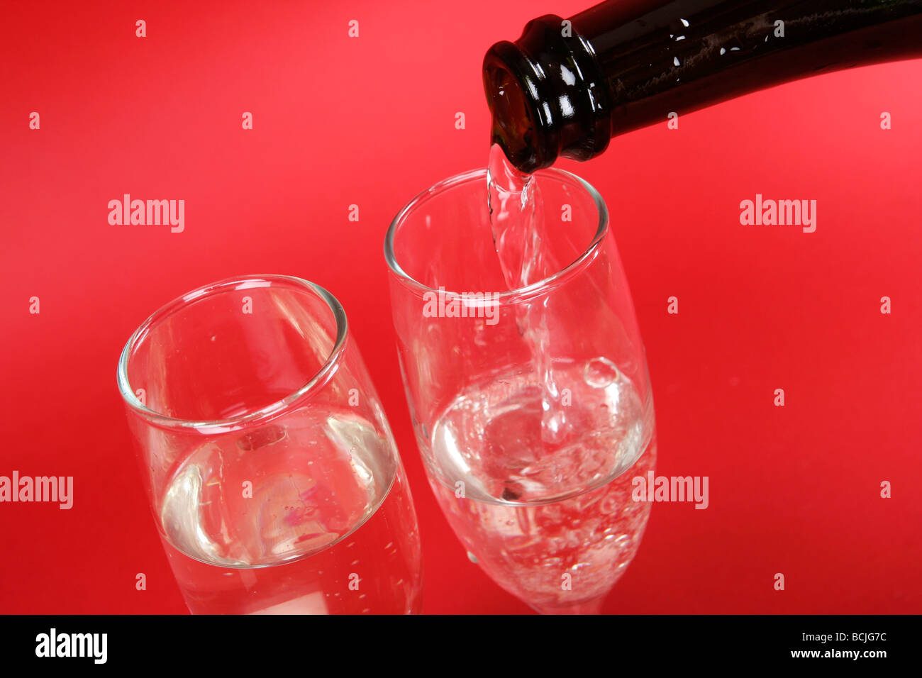 Silvester-Party mit Champagner-Gläser Stockfoto