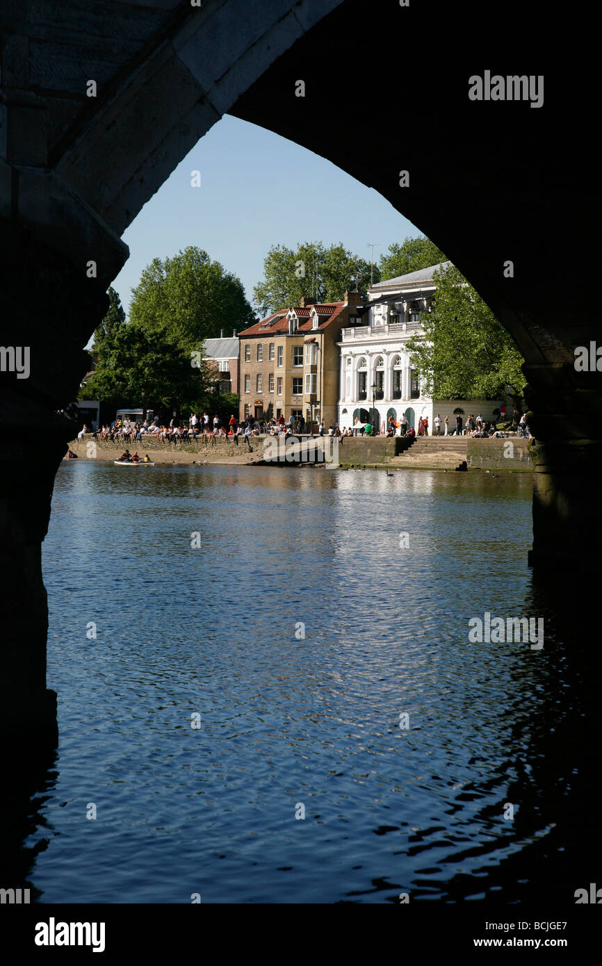 Blick durch Richmond Bridge zum Richmond Riverside, London, UK Stockfoto