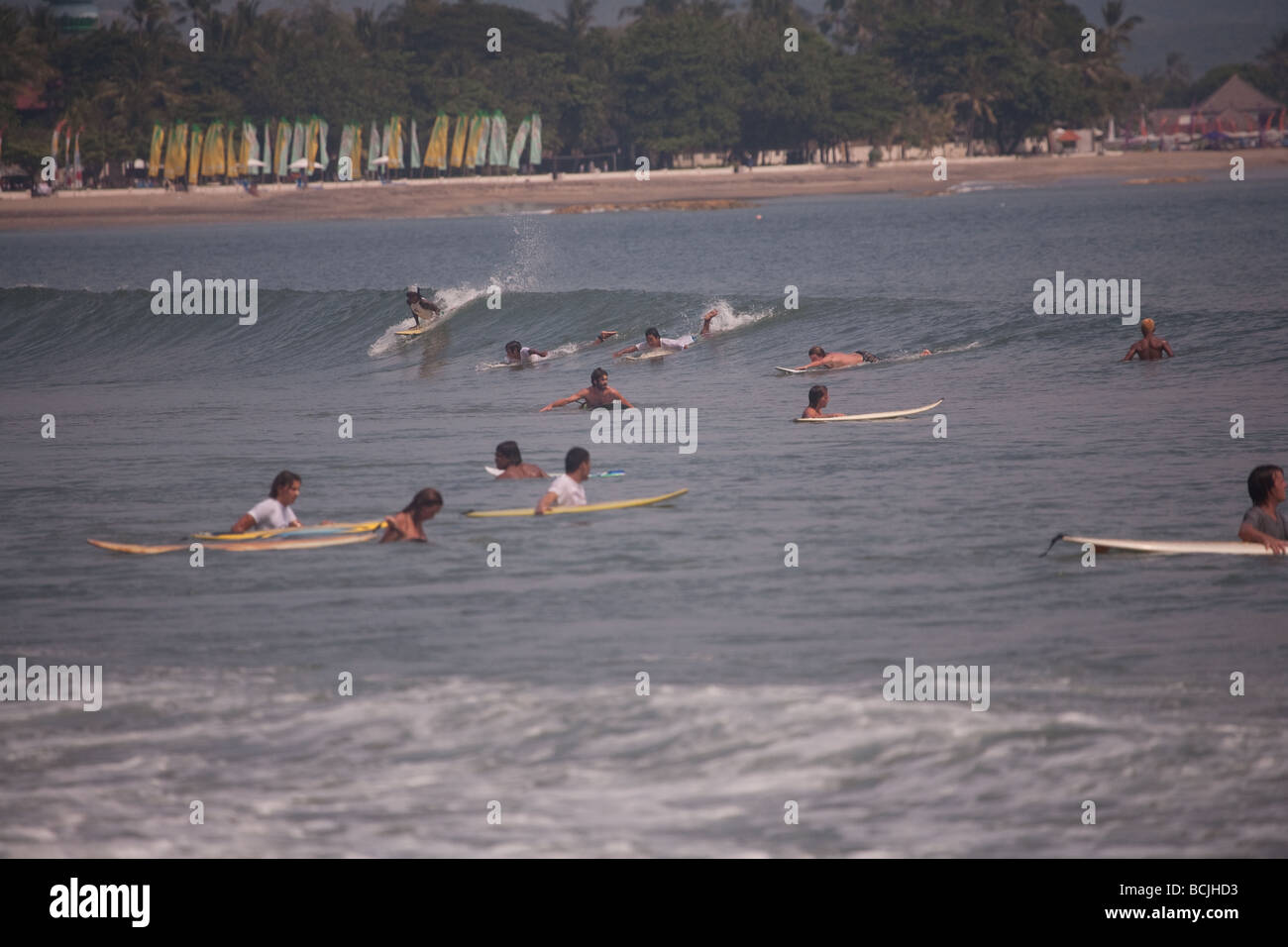 Surfen Surfbrett vor Ort Mob Ozean Meer reiten Baby Fun-sport Bali Kuta schwimmen Welle Extremsport Adrenalin Fahrt jung Stockfoto
