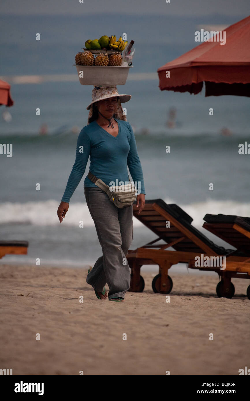 Bali Kuta Ozean Meer Früchte Kopf Frau mit Strand Stockfoto