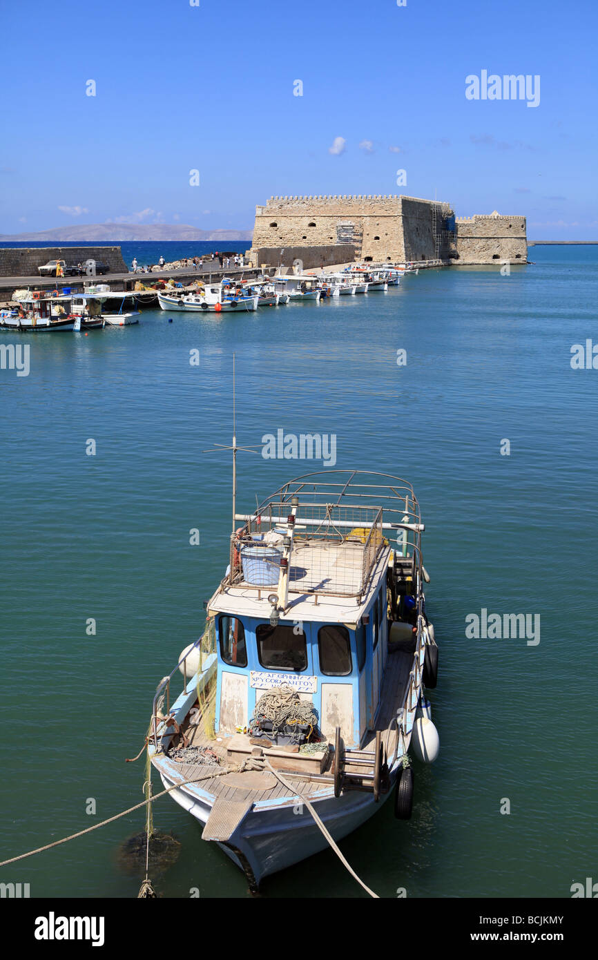 Einem griechischen Fischerboot im Hafen von Heraklion Kreta mit der venezianischen Ära Koule Festung im Hintergrund Stockfoto