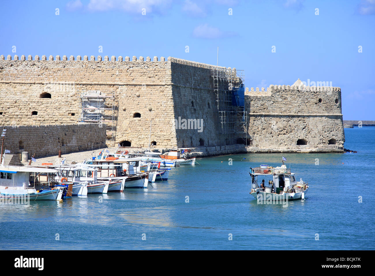 Ein Fischerboot legt für die Abend-s aus dem Hafen von Heraklion Crete Stockfoto