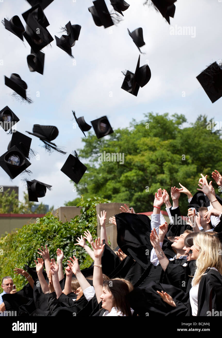 Studenten werfen es Mörtel Bretter hoch in der Luft nach dem Studium an der Universität von Birmingham England UK Stockfoto