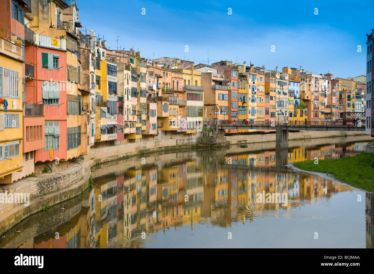 Spanien, Catalonien (Catalunya), Girona, Fluss Onyar Stockfoto