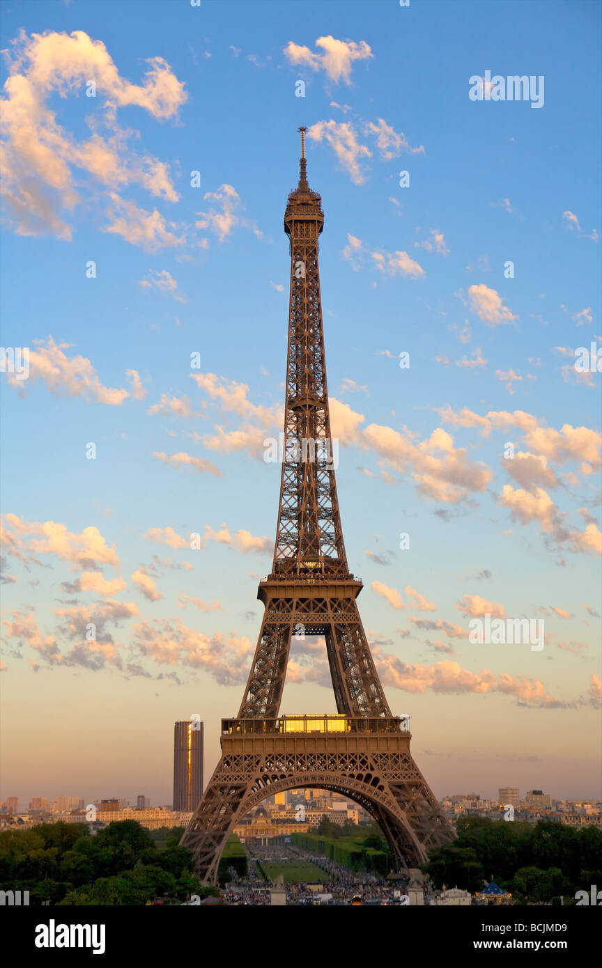 Eiffelturm mit Tour Montparnasse im Hintergrund, Paris, Frankreich Stockfoto