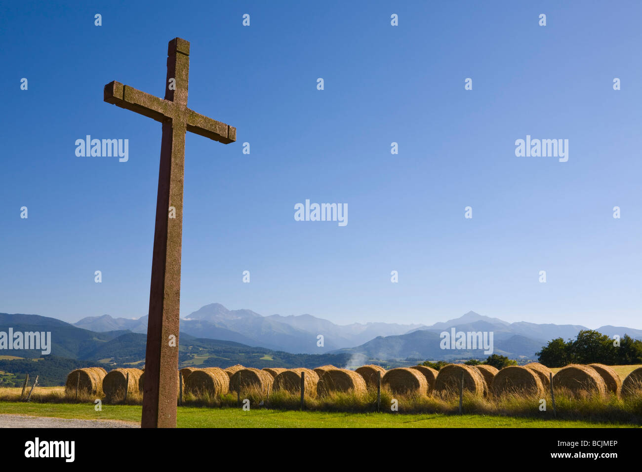 Kruzifix & Heuballen, Kapelle Cieutat, Hautes-Pyrénées, Frankreich Stockfoto