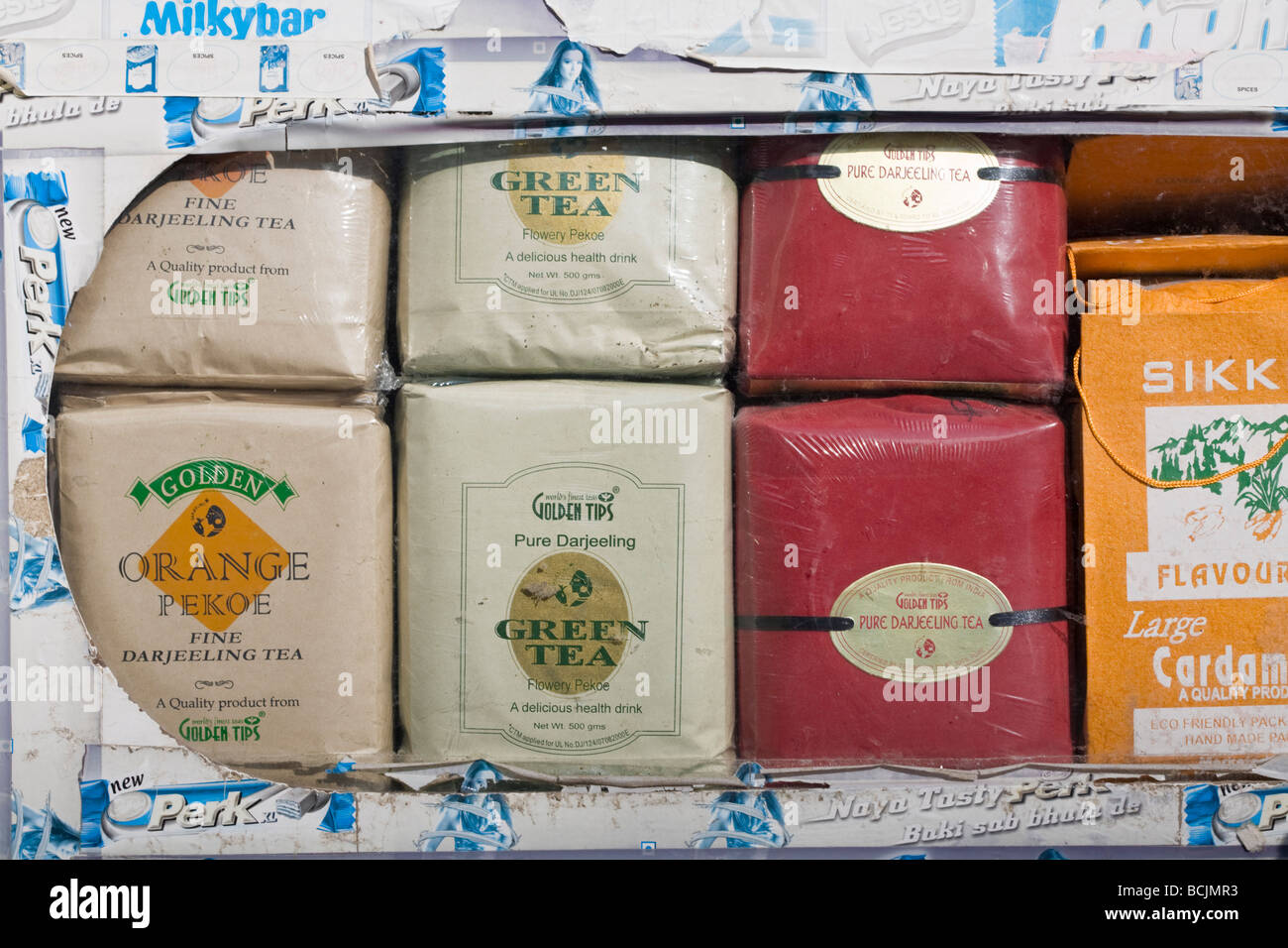 Indien, Sikkim, Gangtok, Mahatma Gandi Marg, MG Marg, Gangtoks Haupteinkaufsstraße, Tee zu verkaufen Stockfoto