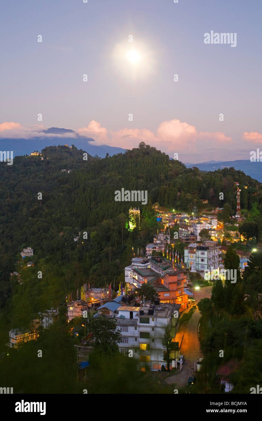 Indien, Sikkim, Pelling, Vollmond über oberen Pelling Stockfoto