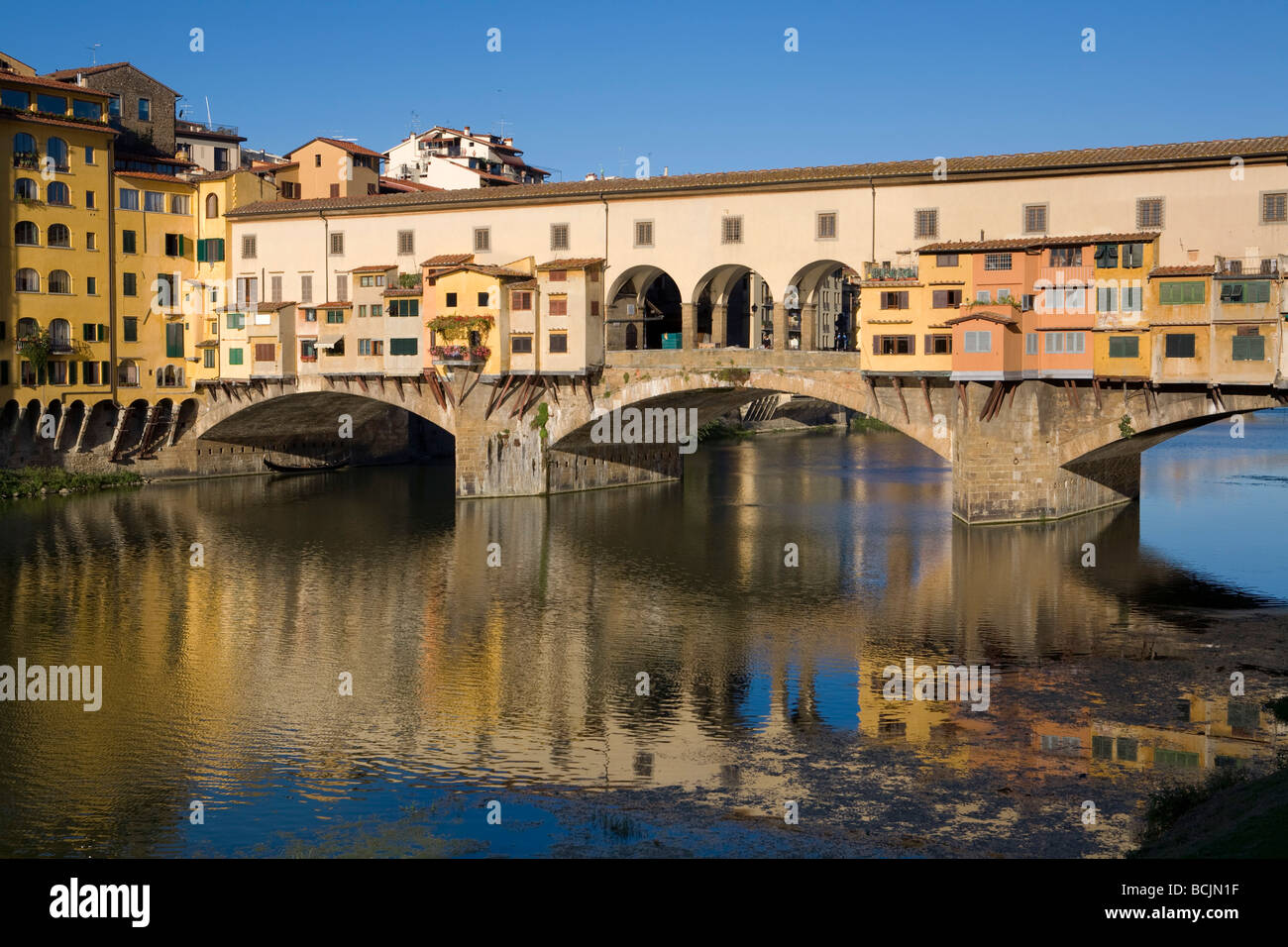 Ponte Vecchio & Fluss Arno in der Abenddämmerung, Florenz, Toskana, Italien Stockfoto