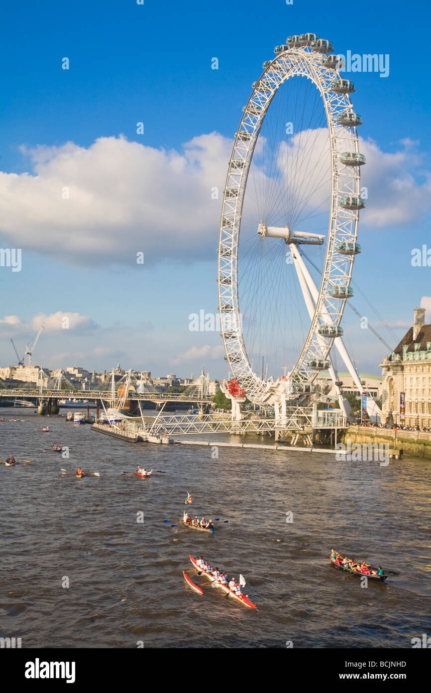 England, London. South Bank, London Eye/Millennium Wheel, Thames Festival, The Great River Race Stockfoto