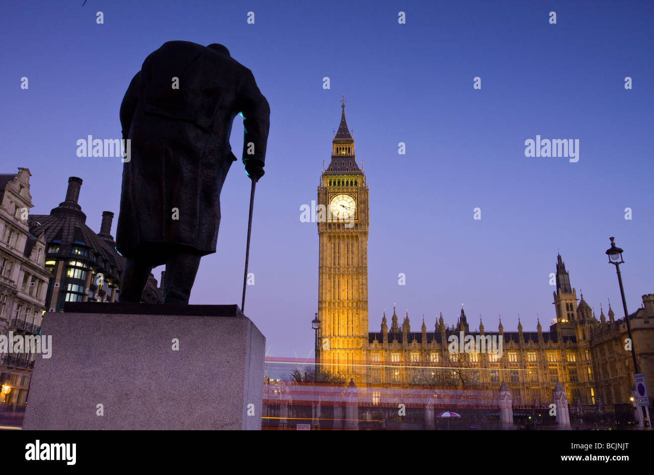 Winston Churchill Statue, Big Ben, Houses of Glücksspielmarkts, London, England Stockfoto