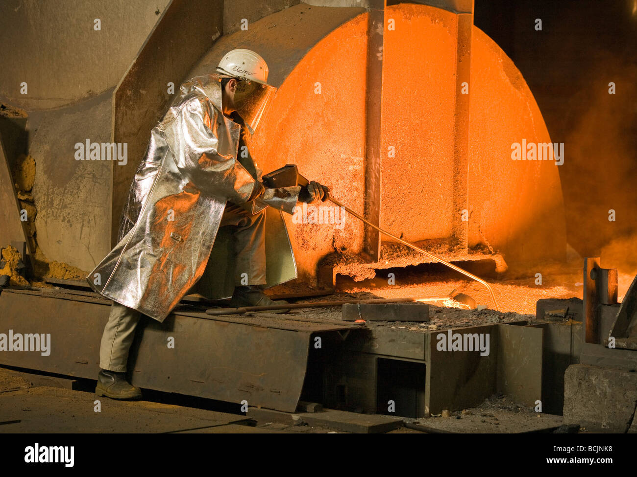 Arbeiter mit Schutzkleidung im Stahlwerk Stockfoto