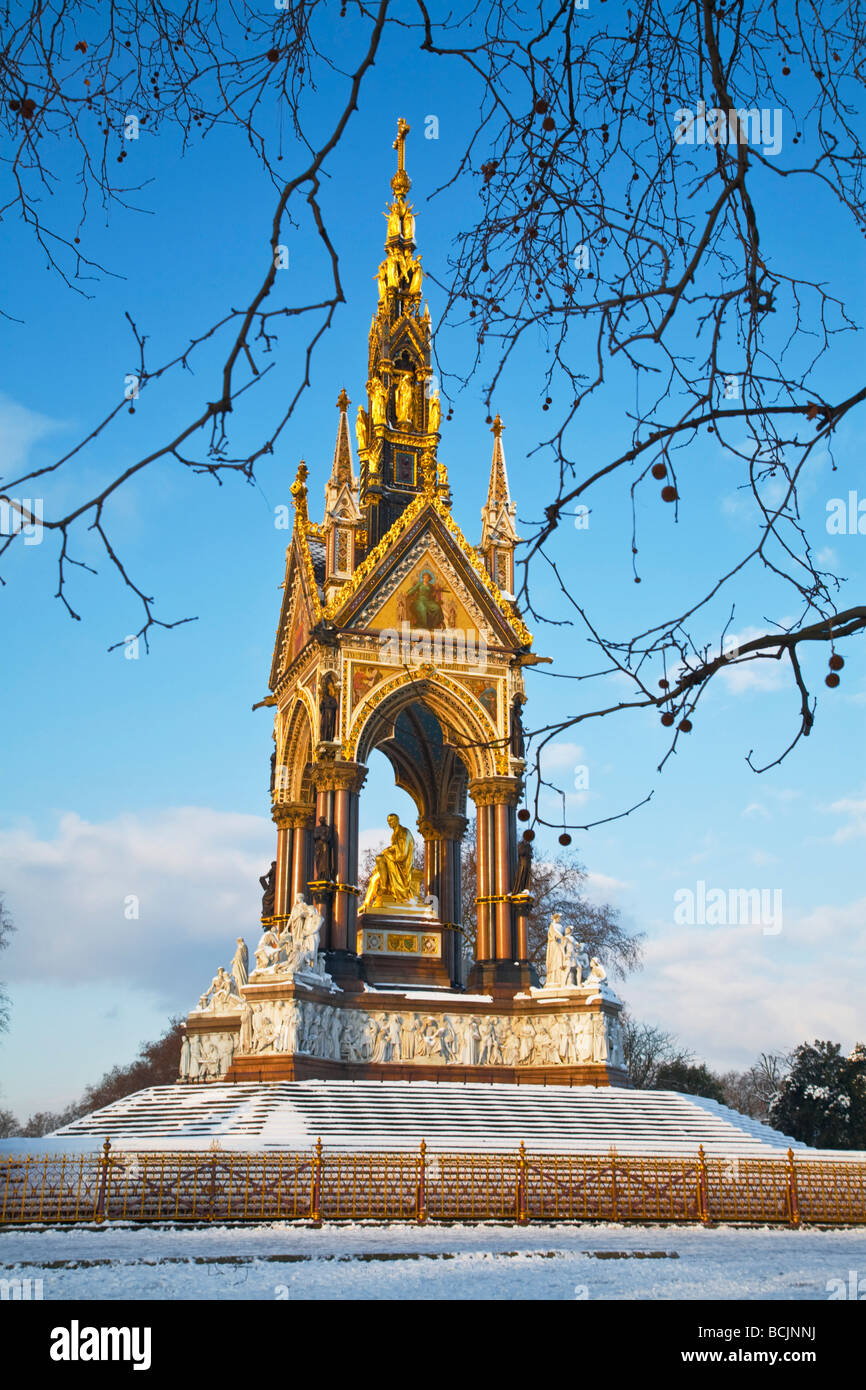 Albert Memorial an einem verschneiten Tag Kensington Gardens, Kensington, London, England Stockfoto