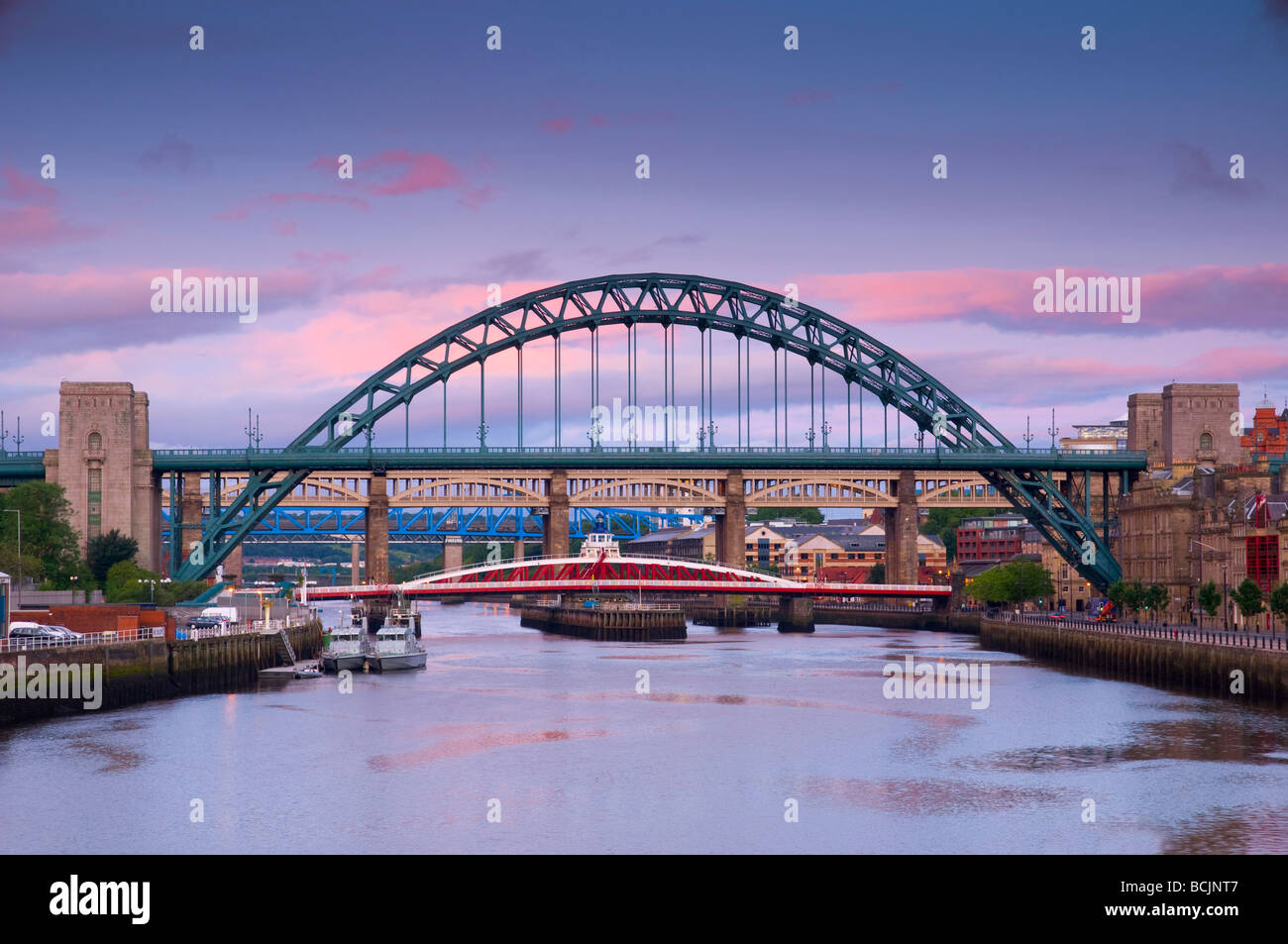 Großbritannien, England, Tyne und Abnutzung, Newcastle und Gateshead, Tyne und Swing Brücken über den Tyne. Stockfoto