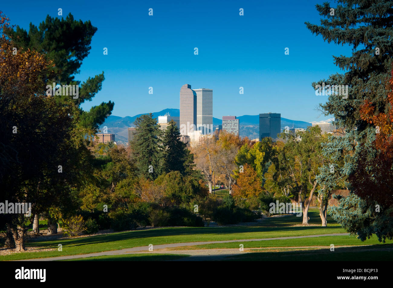 USA, Colorado, Denver, Skyline über den Denver City Park Stockfoto