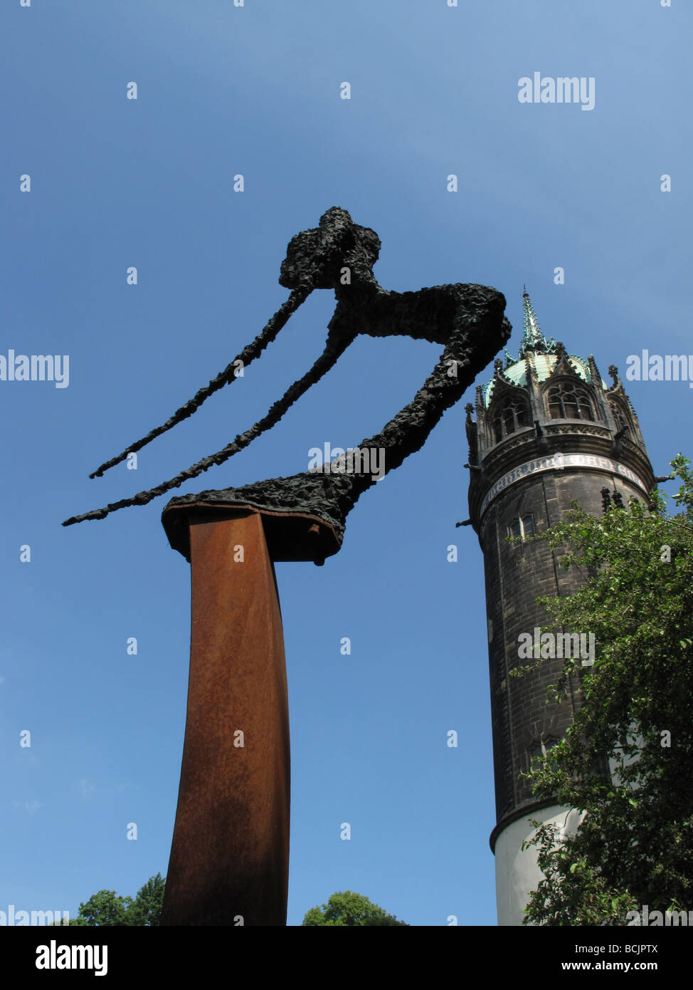 Kunst-Skulptur von Frank Seidel sterben Unerträgliche Leichtigkeit Schlosskirche in Wittenberg Deutschland Mai 09 Stockfoto