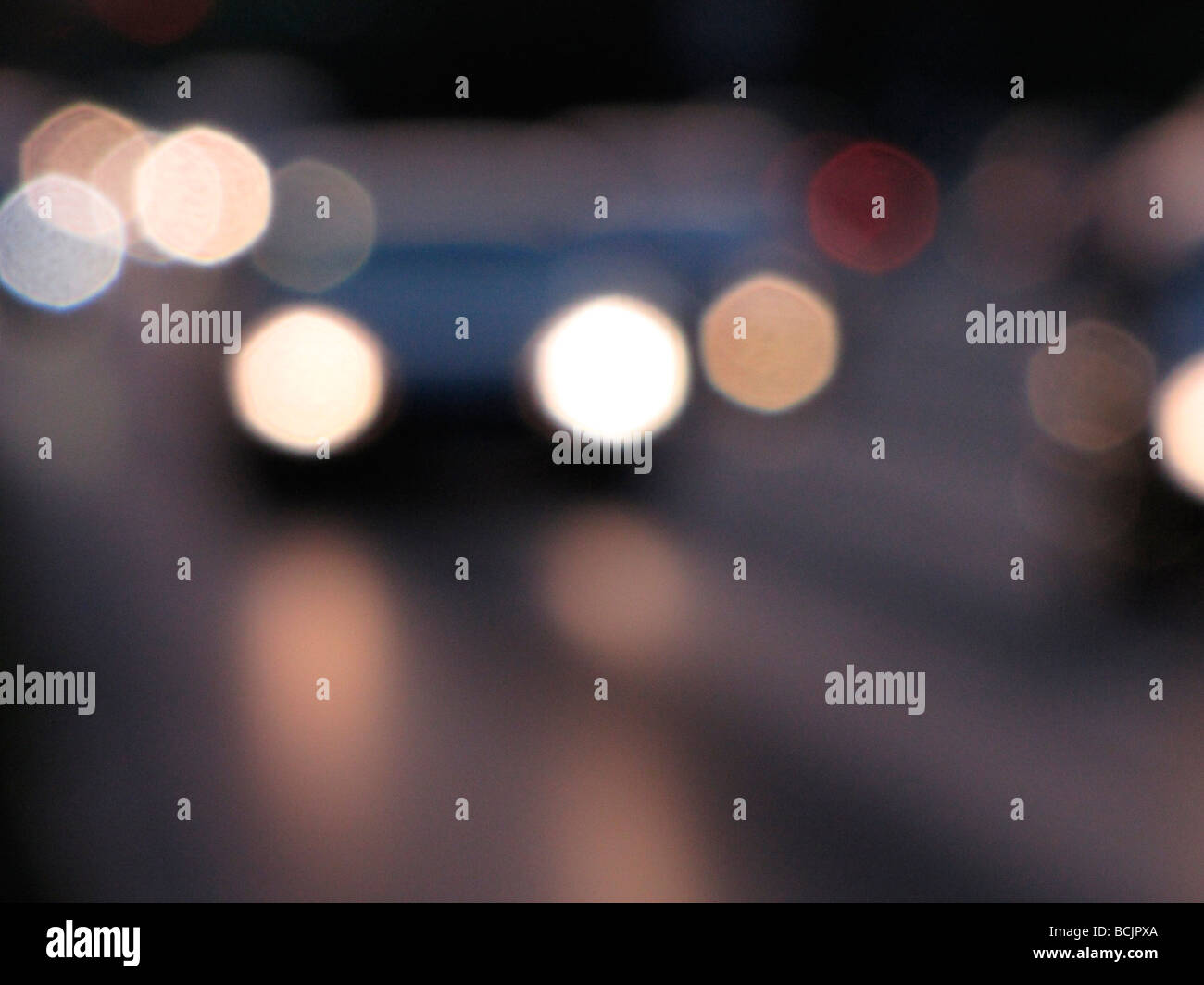 Verkehr auf der Autobahn in der Abenddämmerung in Berlin Deutschland Mai 09 Stockfoto