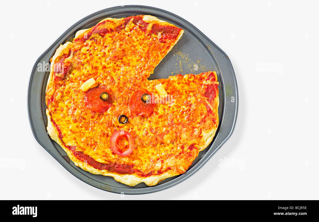 Gesicht in eine pizza Stockfoto
