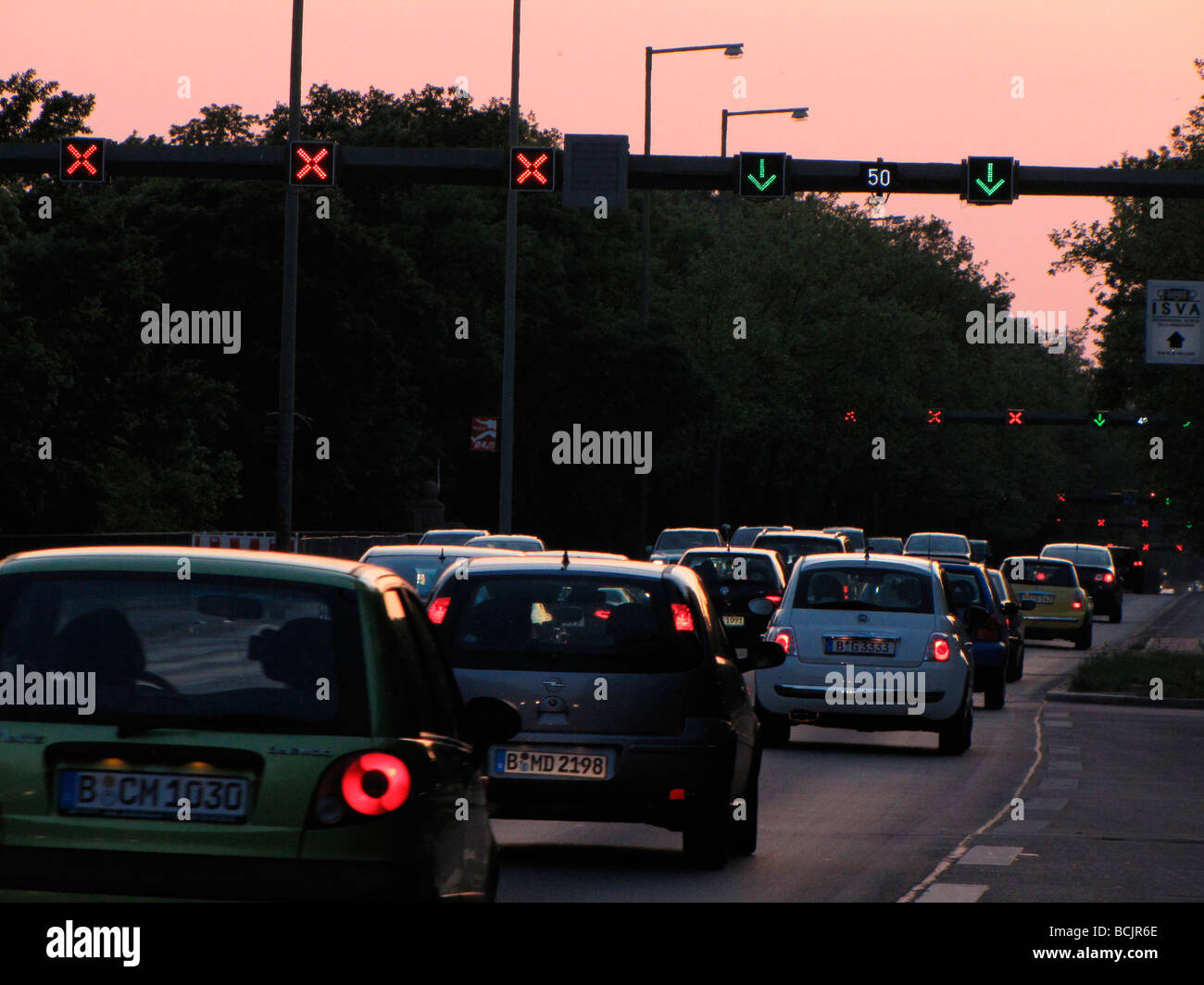 Verkehr auf der Autobahn in der Abenddämmerung in Berlin Deutschland Mai 09 Stockfoto