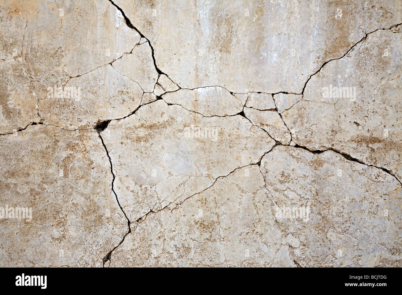 Betonwand geknackt Stockfoto