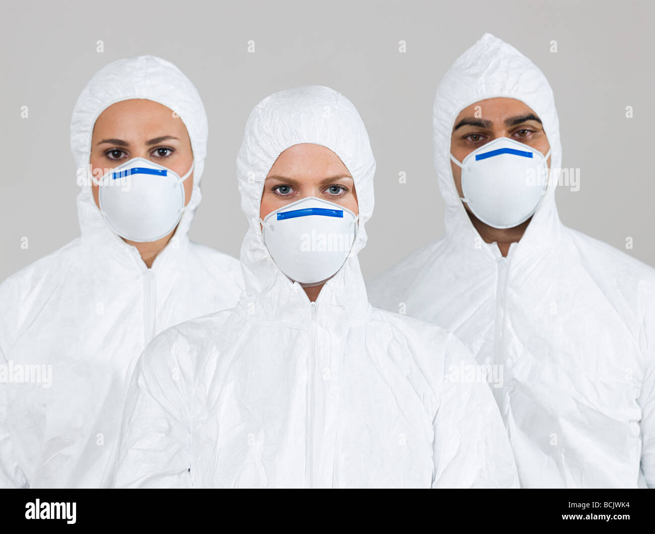 Drei Wissenschaftler tragen Schutzanzüge Stockfoto