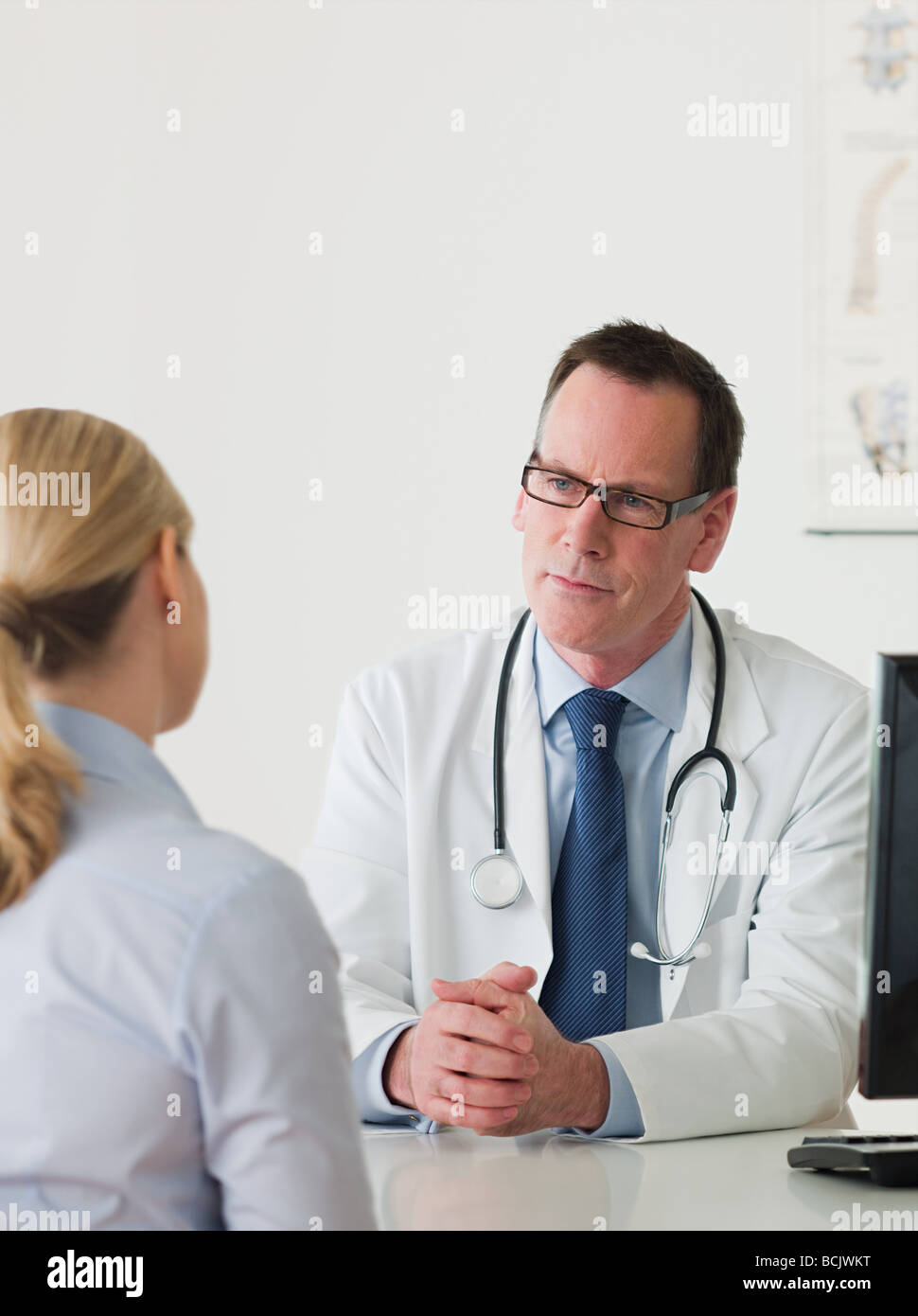 Arzt und Patient im Gespräch Stockfotografie - Alamy