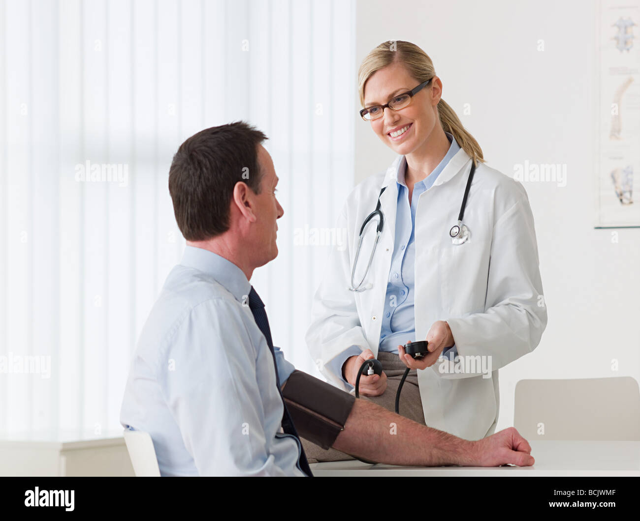 Patienten mit einer Ärztin Stockfoto