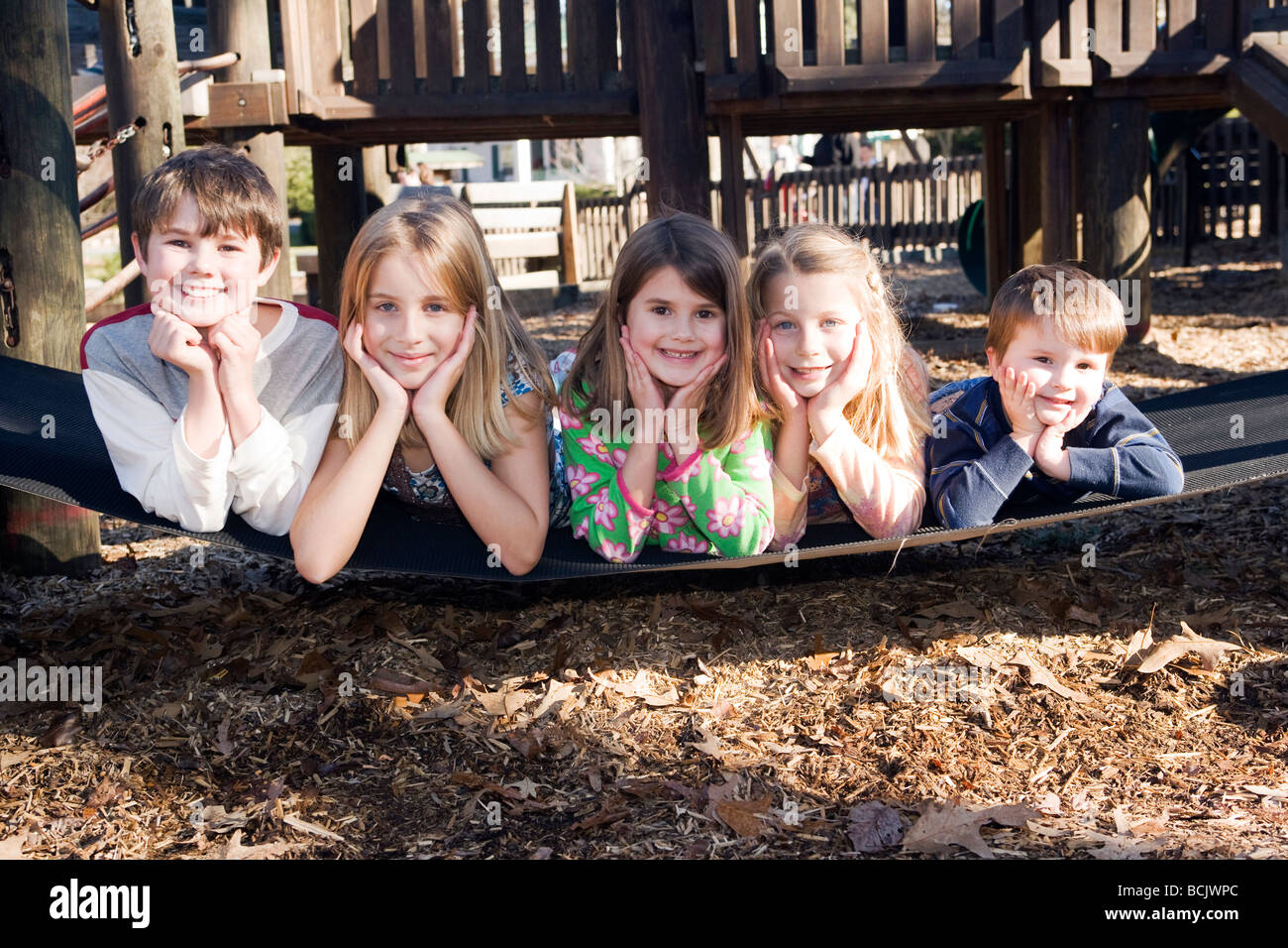 Kinder posieren für Bild - Franklin Park Spielplatz - Brevard, North Carolina, USA Stockfoto