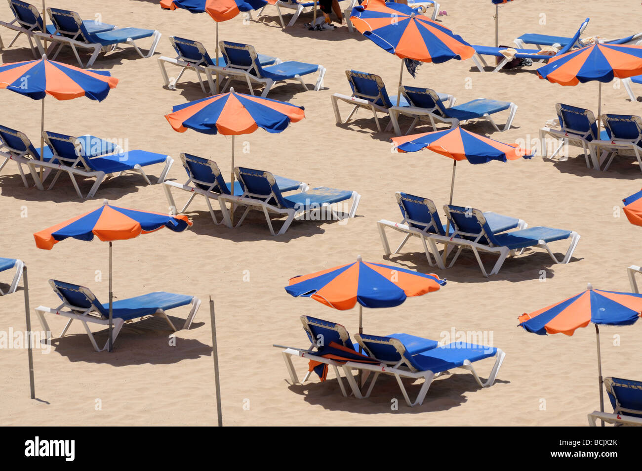 Sonnenliege am Strand. Kanarischen Insel Fuerteventura, Spanien Stockfoto