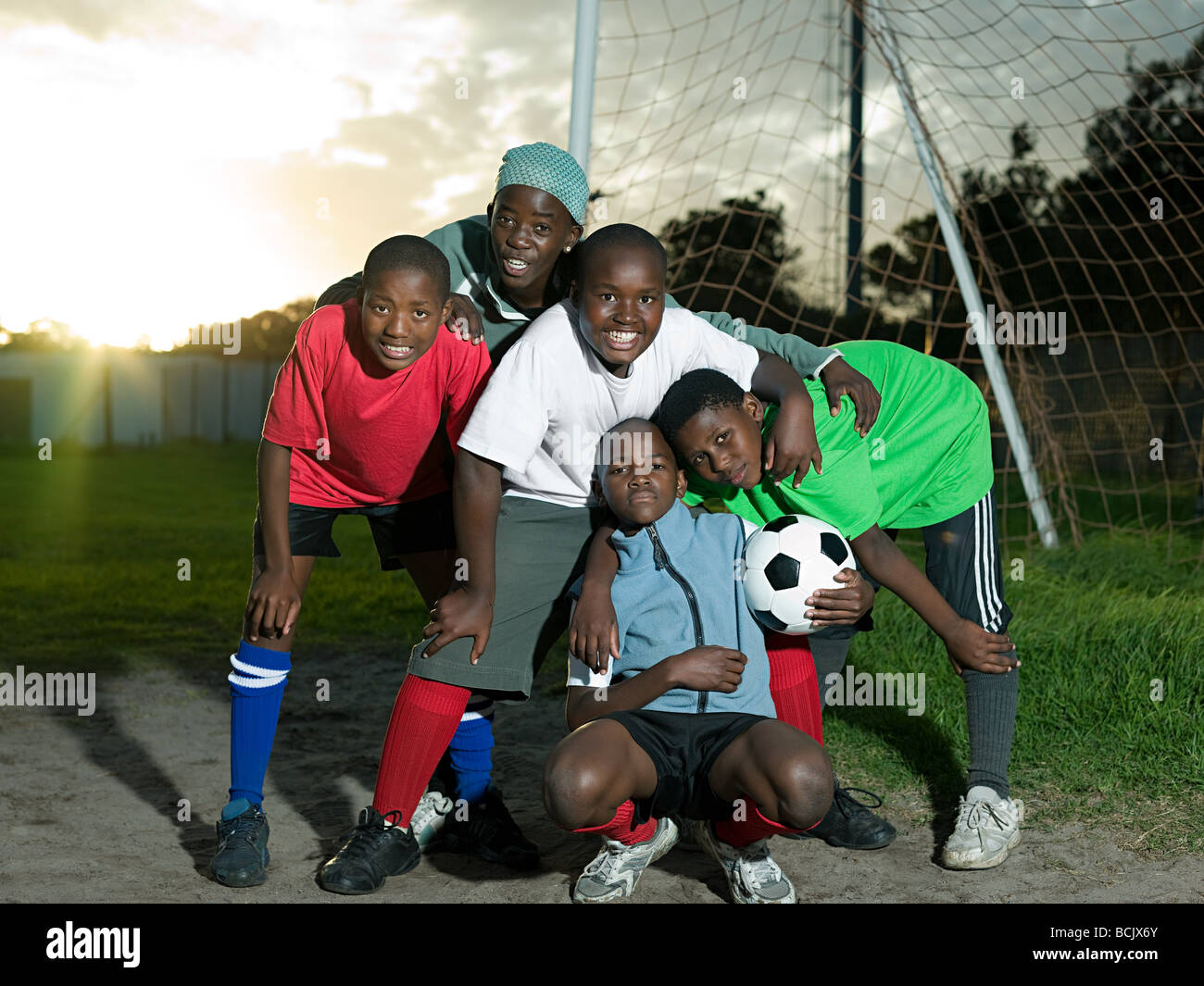 Gruppe von jungen im Teenageralter mit Fußball Stockfoto