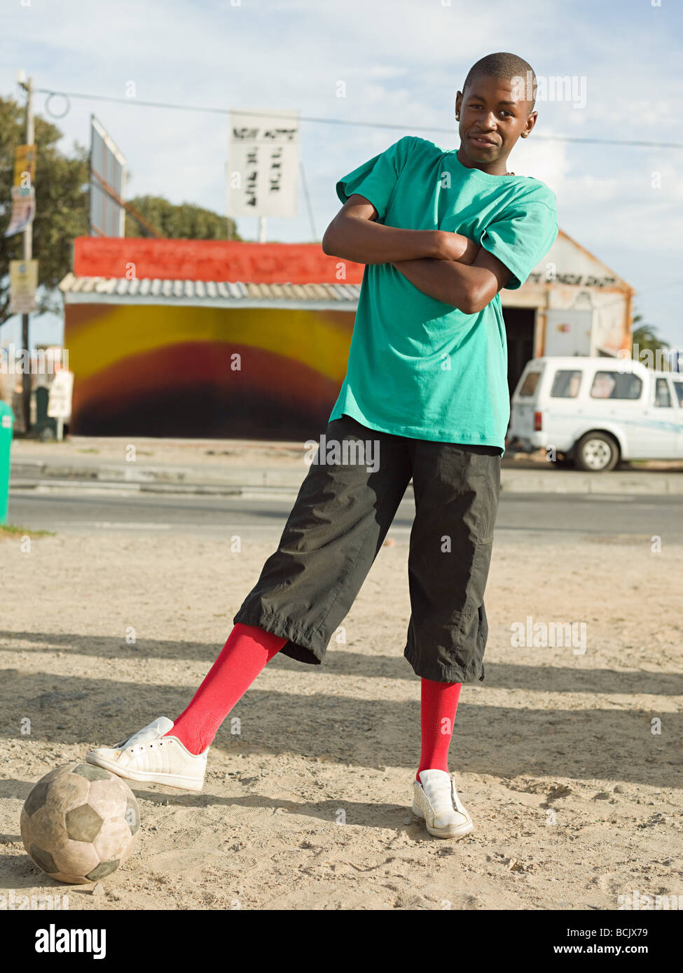 Afrikanische Teenager mit Fußball Stockfoto