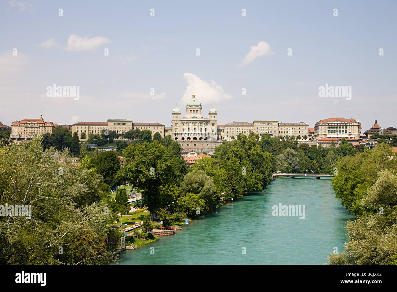 Federal Building und River in Bern Stockfoto