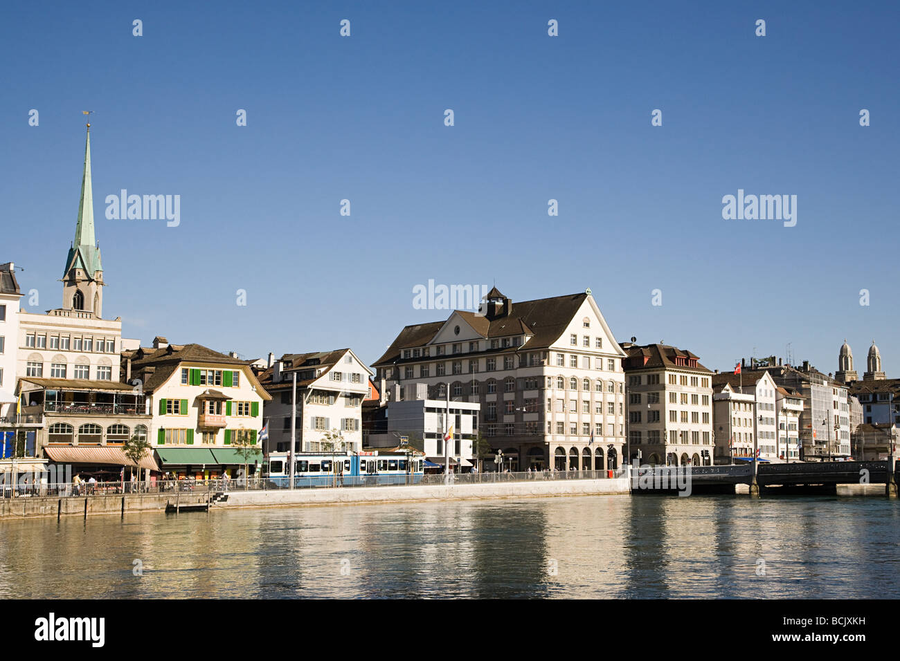 Architektur und der Limmat in Zürich Stockfoto