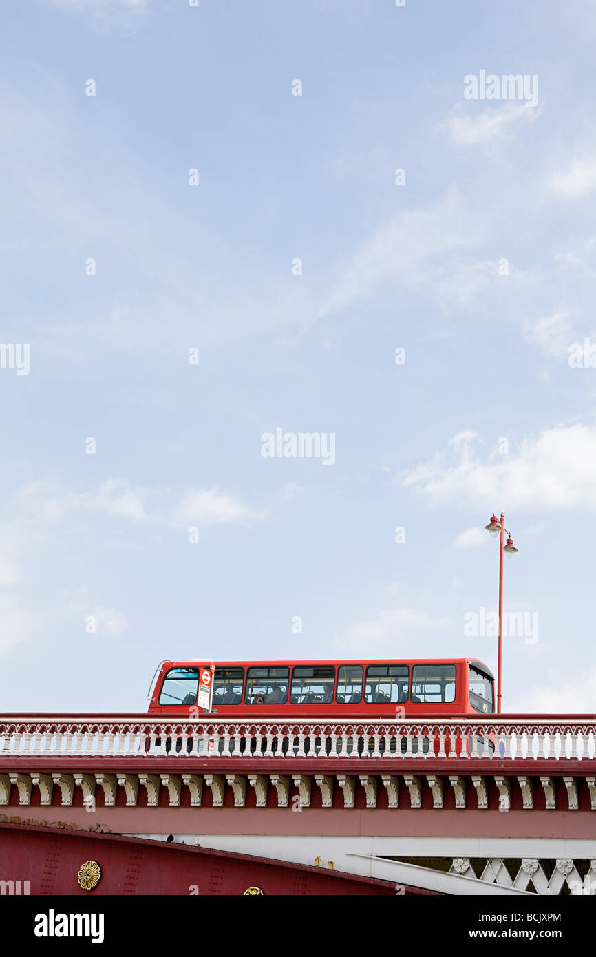 Bus auf Blackfriars bridge Stockfoto