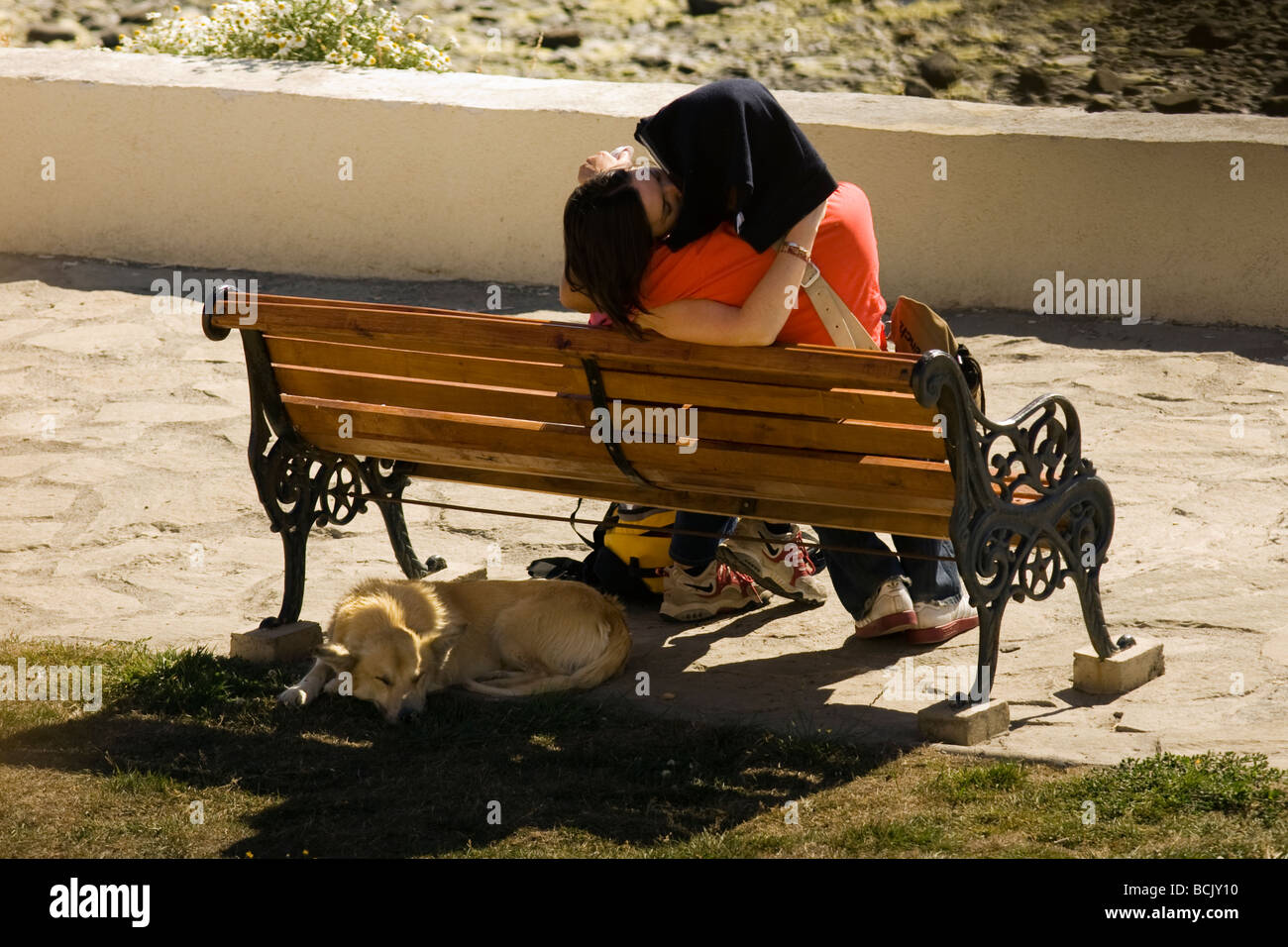 Junges Paar auf Bank küssen - Puerto Natales, Region Patagonien, Chile Stockfoto