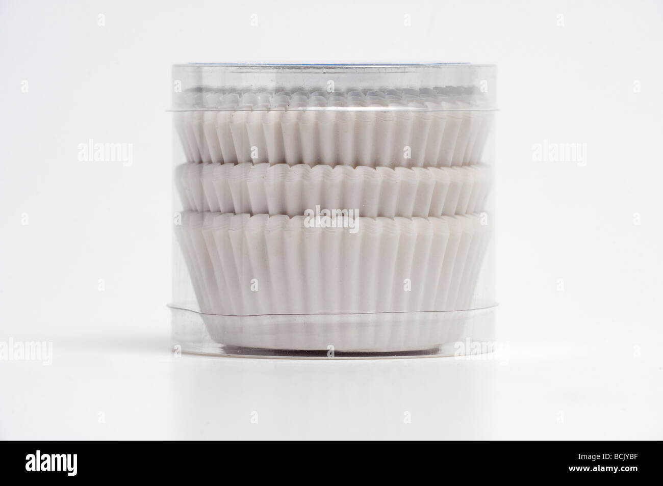 Weiße Brötchen und Kuchen Fällen in einem Plastikbehälter Stockfoto