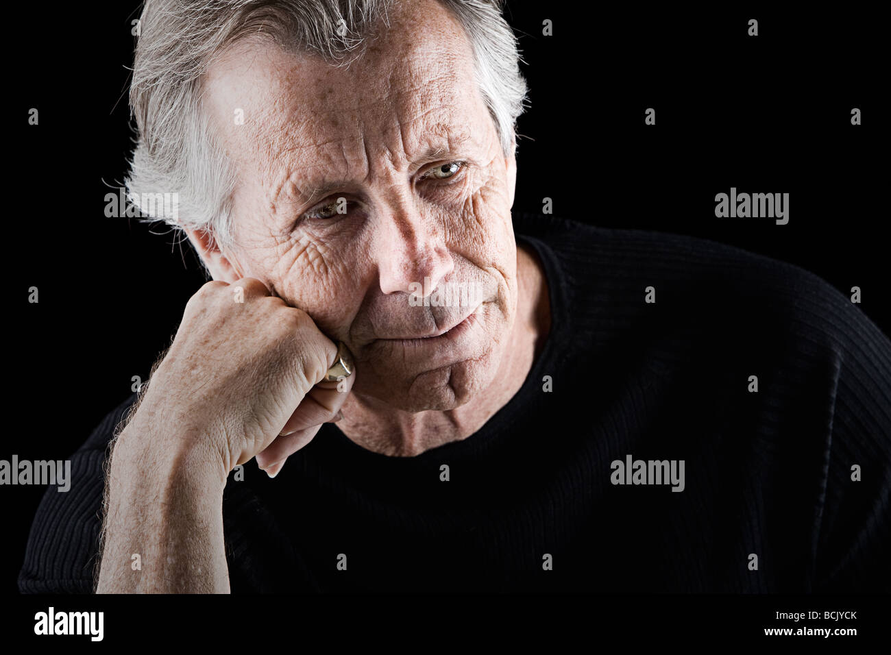 Mächtigen Schuss eines frustriert sucht Senior Mannes Stockfoto