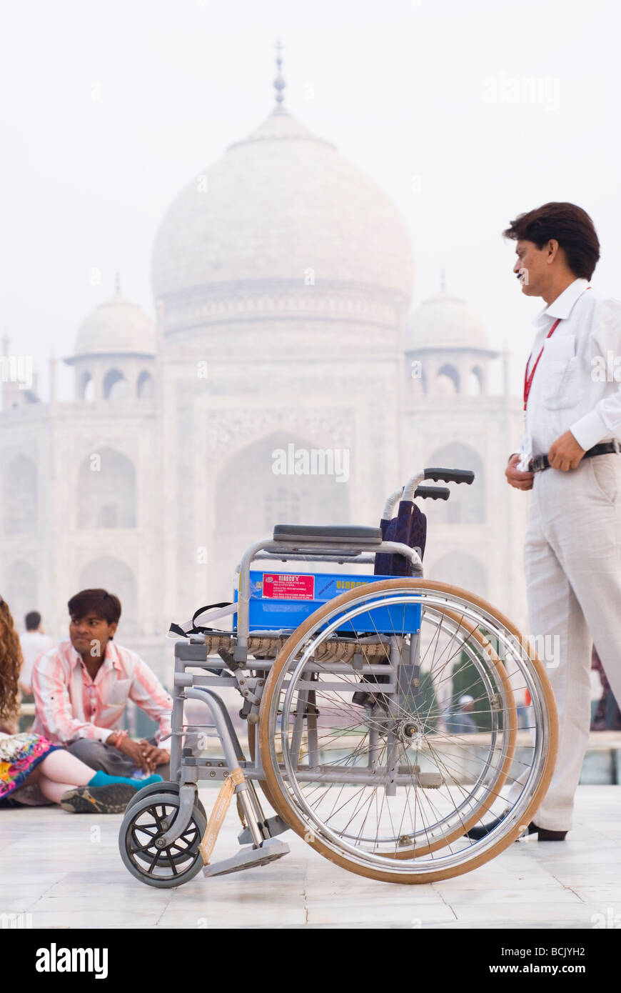 Behinderte Frau (mit einem Rollstuhl) als Tourist am Taj Mahal Palace & Denkmal. Stockfoto