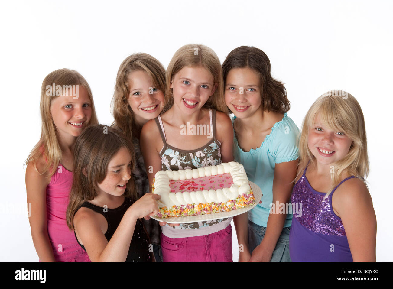 Sechs Mädchen von zehn Jahren mit einer Geburtstagstorte Stockfoto