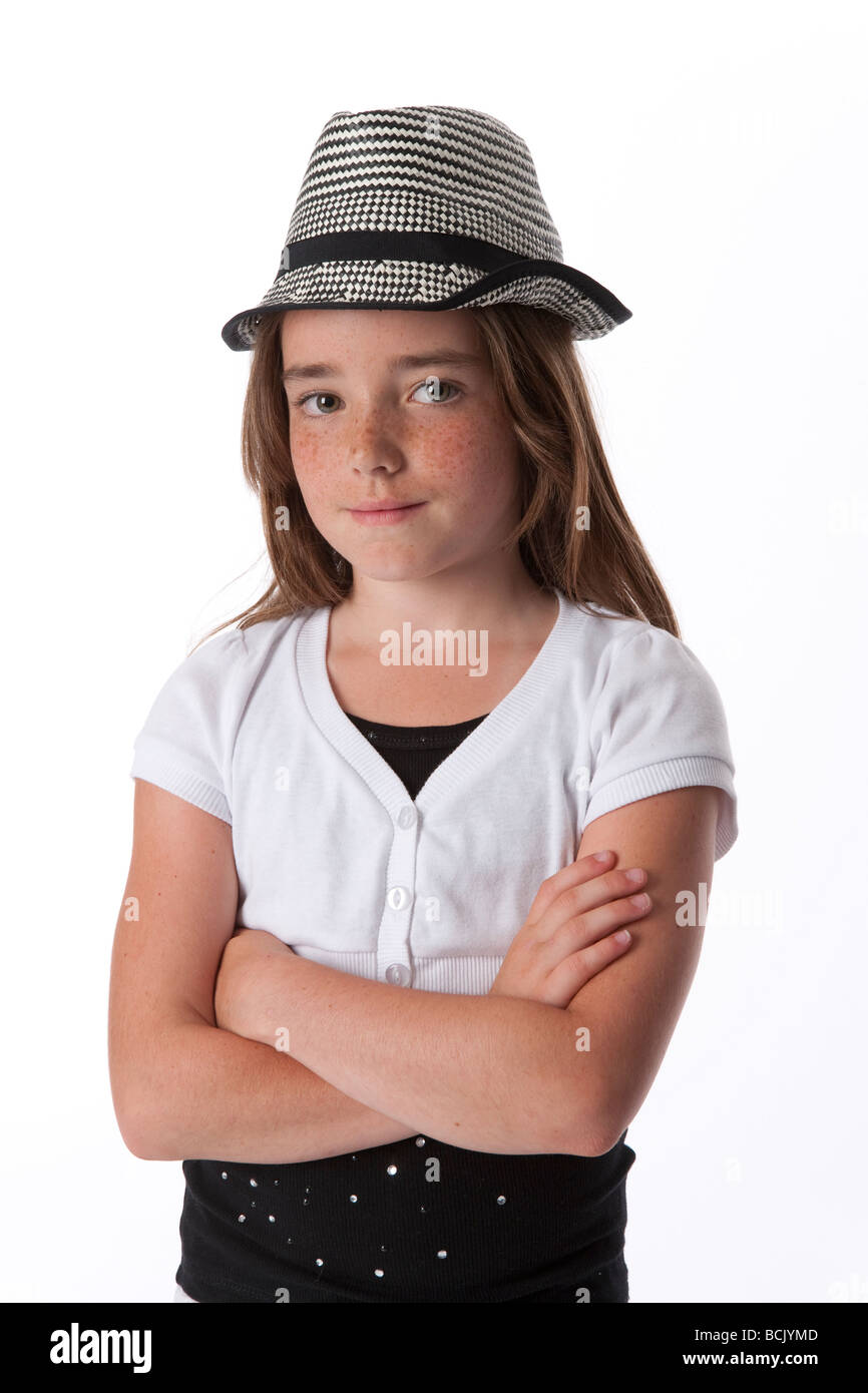 Porträt eines cool 10 Jahre alten Mädchens mit einem Hut Stockfoto