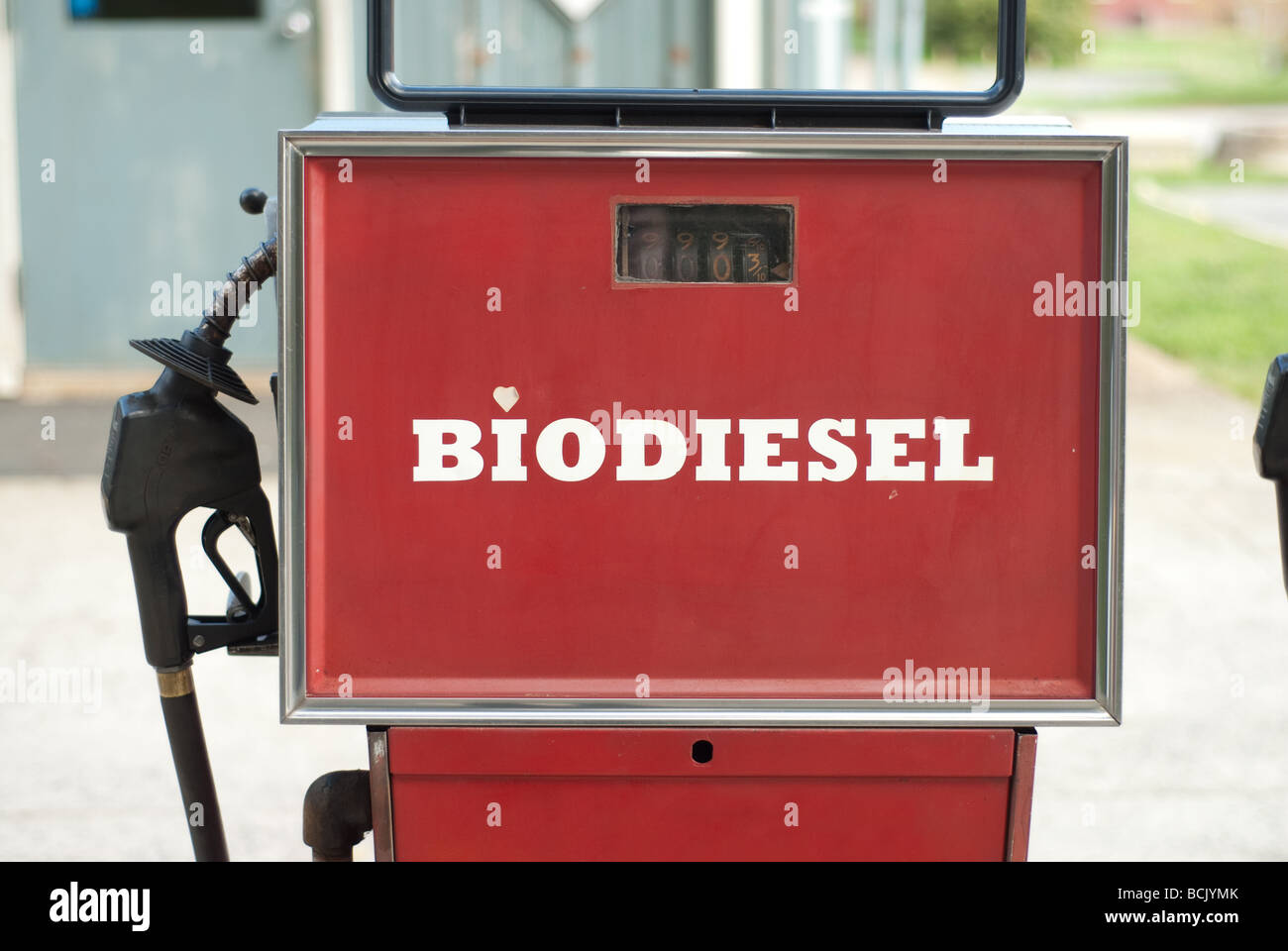 roten Biodiesel Kraftstofftank mit dem Wort Biodiesel auf dem Tank mit Herz über einen Buchstaben geschrieben Stockfoto